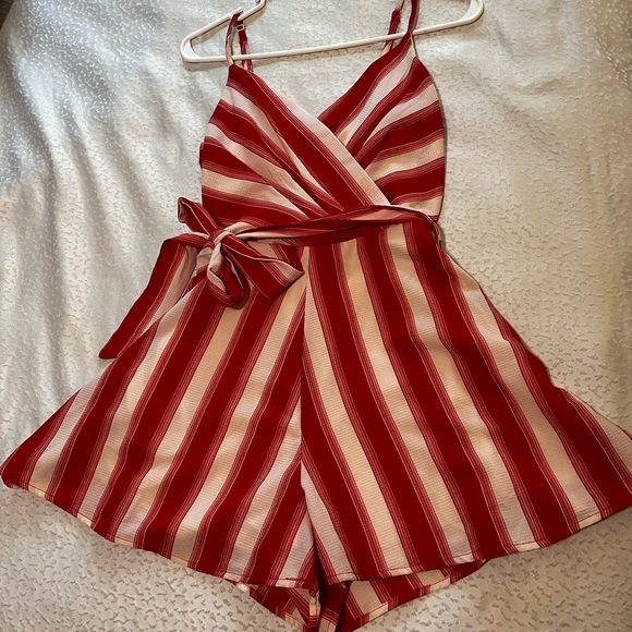 Small Francesca’s Red Striped Pinwheel Romper - Picture 1 of 3